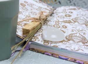 Boek met goud, houten stok en witte hart