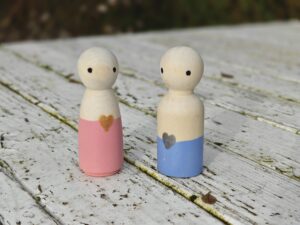 2 poppetjes in roze en blauw