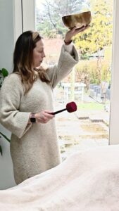 Vrouw die klankschaal vasthoud