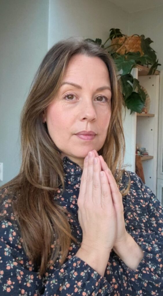 Vrouw met handen tegen elkaar